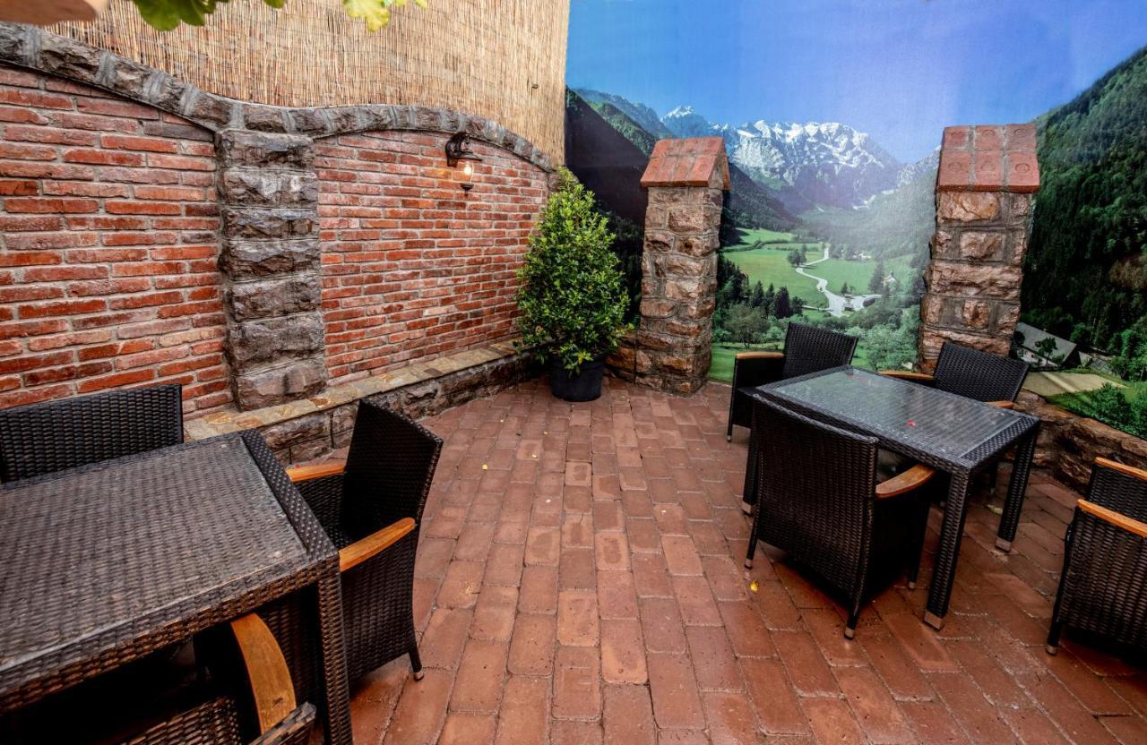 Hotel Novotheos Oradea Exterior foto