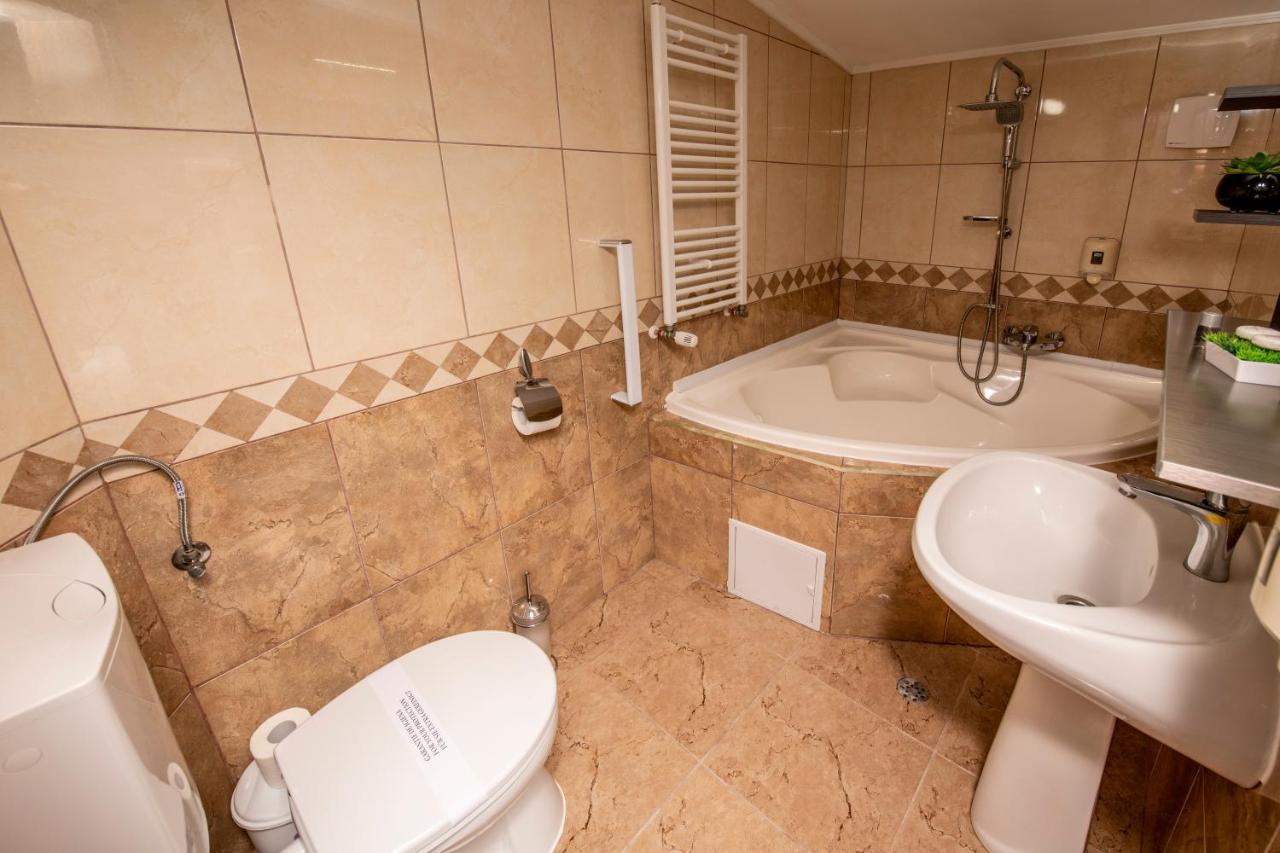 Hotel Novotheos Oradea Exterior foto