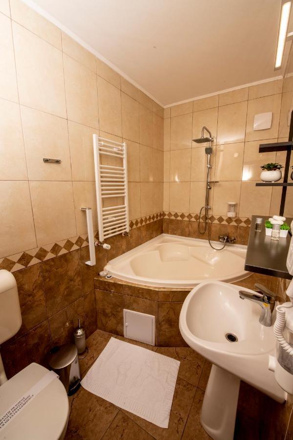 Hotel Novotheos Oradea Exterior foto
